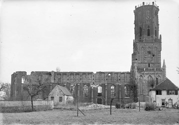 <p>De noordzijde van de verwoeste kerk in 1948 (beeldbank RCE). </p>
